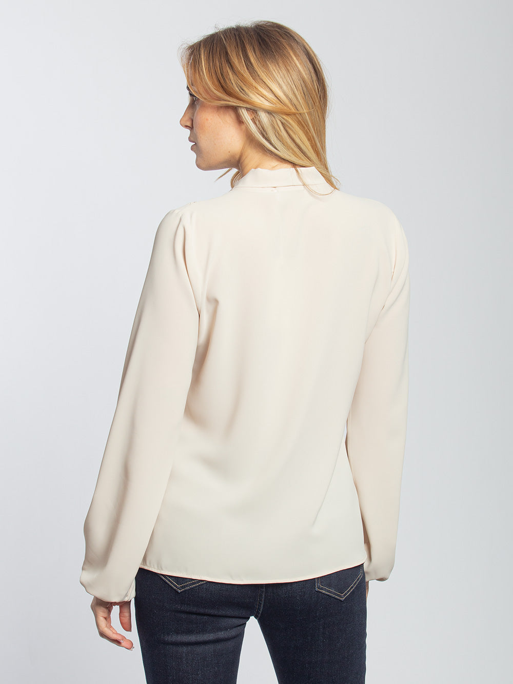 Blusa con pendaglio dorato