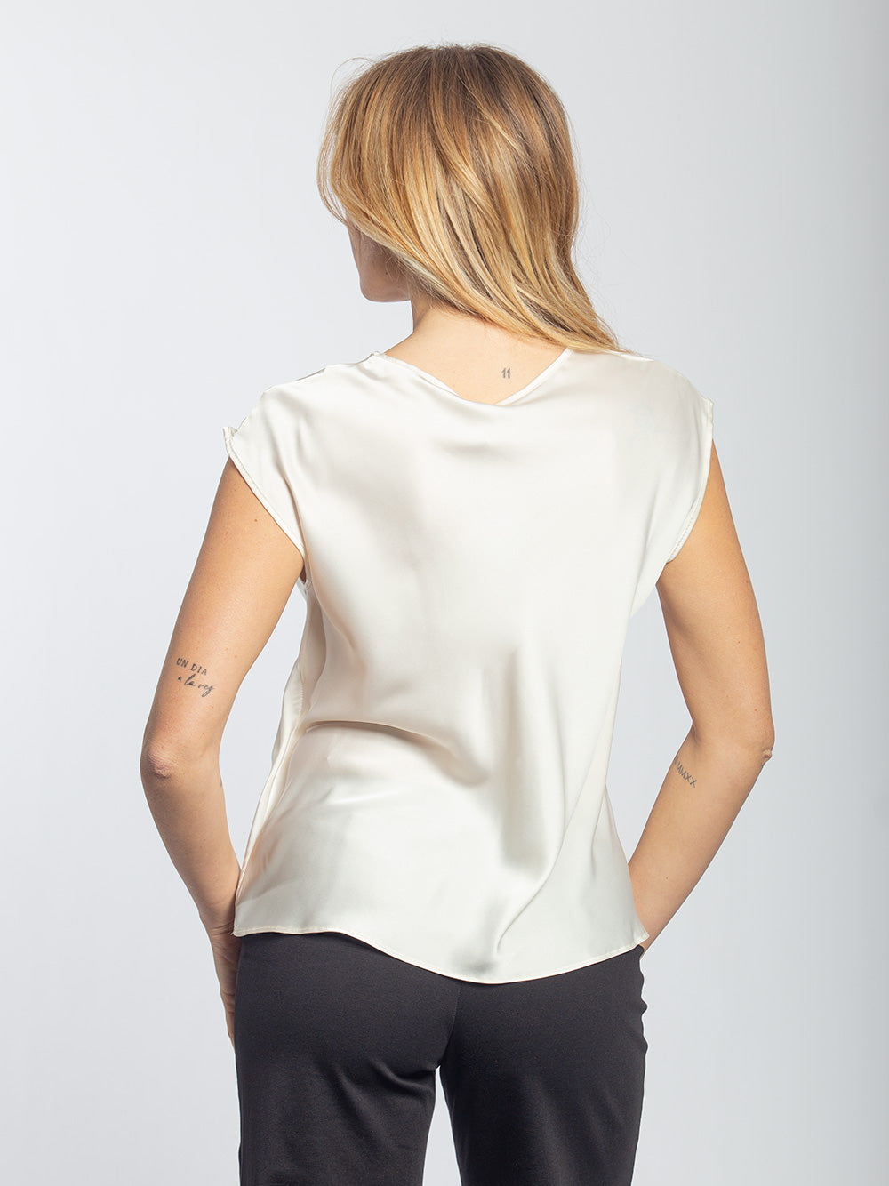 Blusa in raso con scollo a V