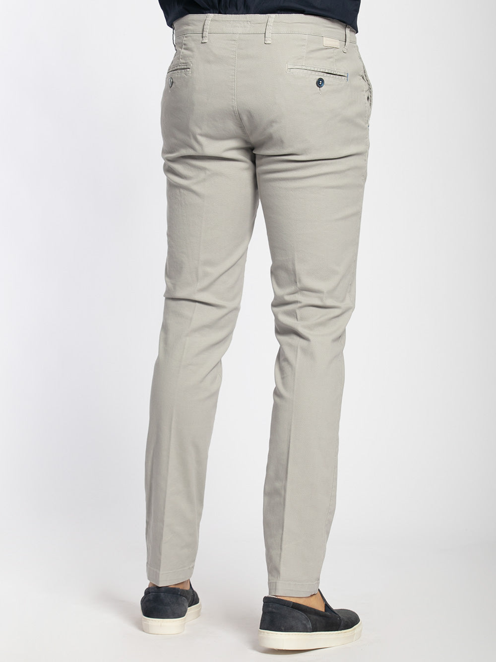 Pantalone chino estivo con microarmatura