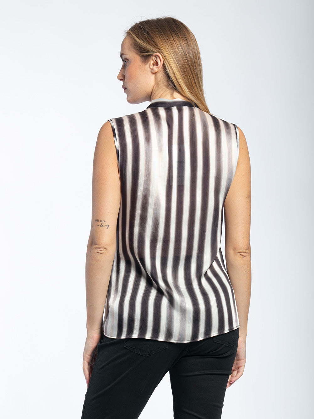 Blusa giromanica con fiocco