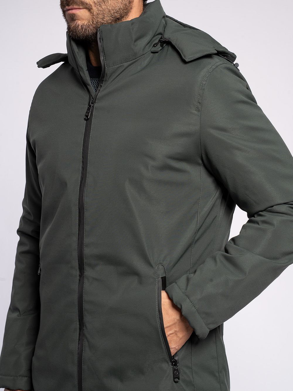 Giaccone in tessuto tecnico con cappuccio staccabile