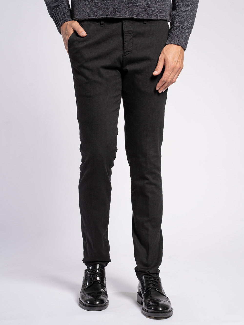 Pantalone in cotone con trama resca