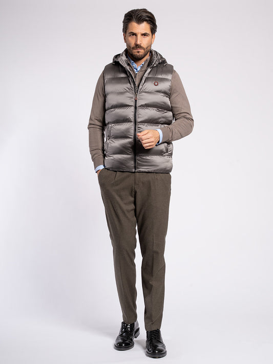 Piumino smanicato con cappuccio staccabile