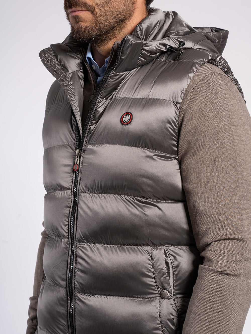 Piumino smanicato con cappuccio staccabile