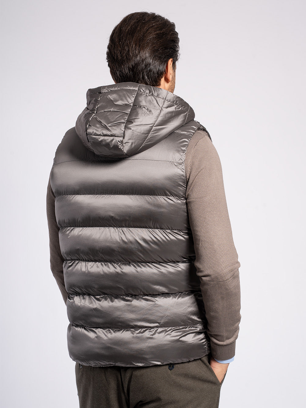 Piumino smanicato con cappuccio staccabile