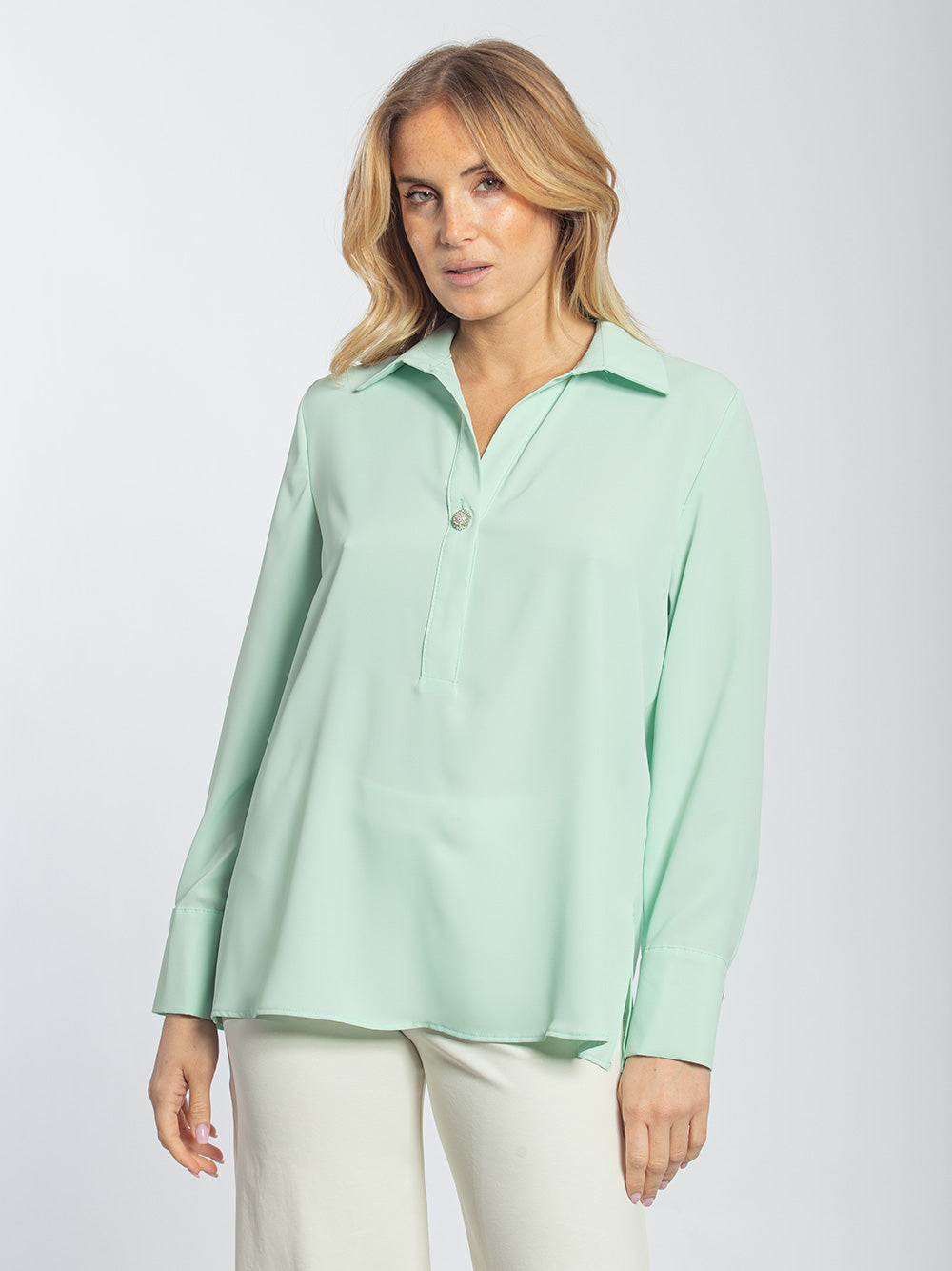 Camicia in georgette con bottone gioiello