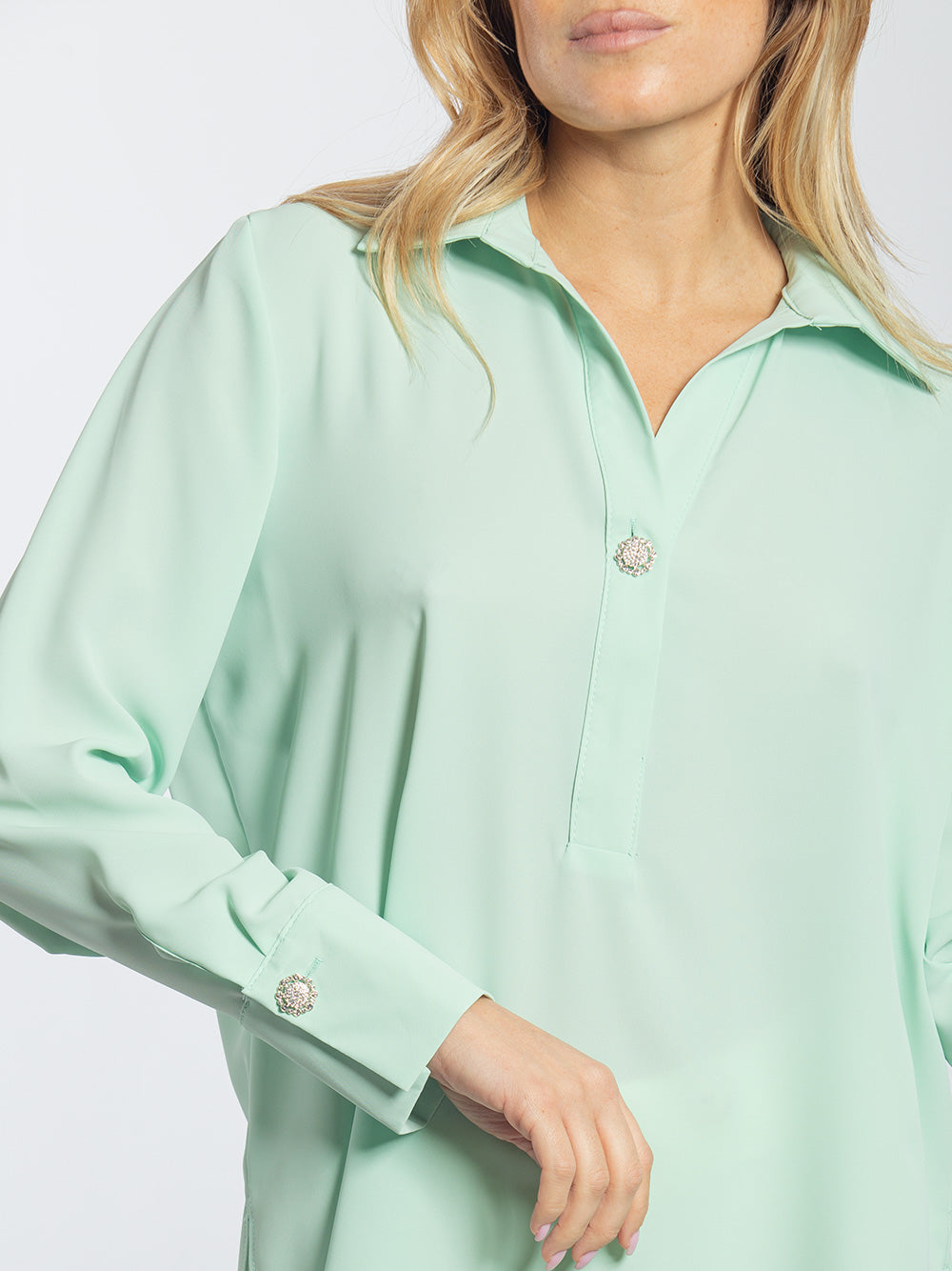 Camicia in georgette con bottone gioiello