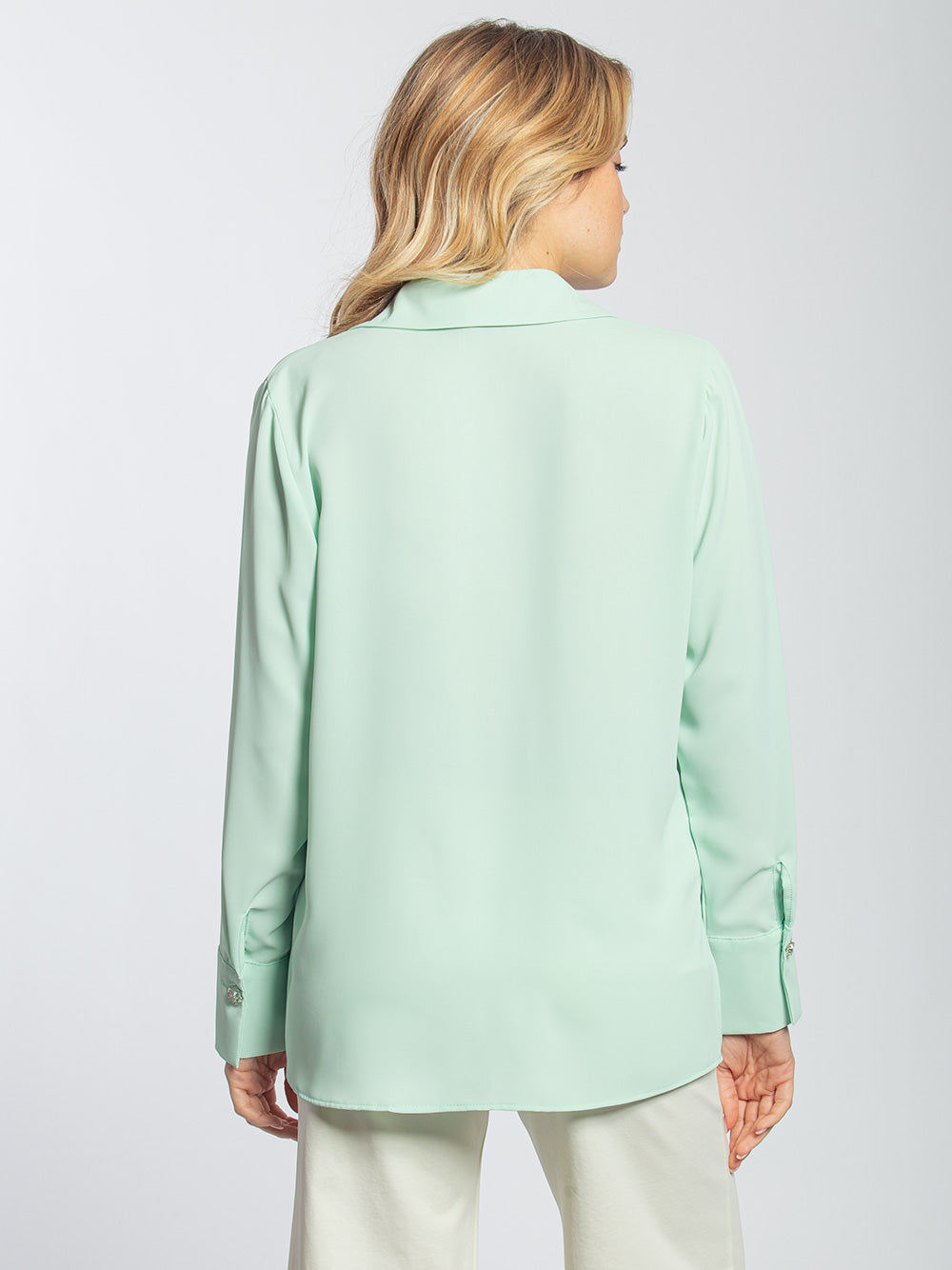 Camicia in georgette con bottone gioiello