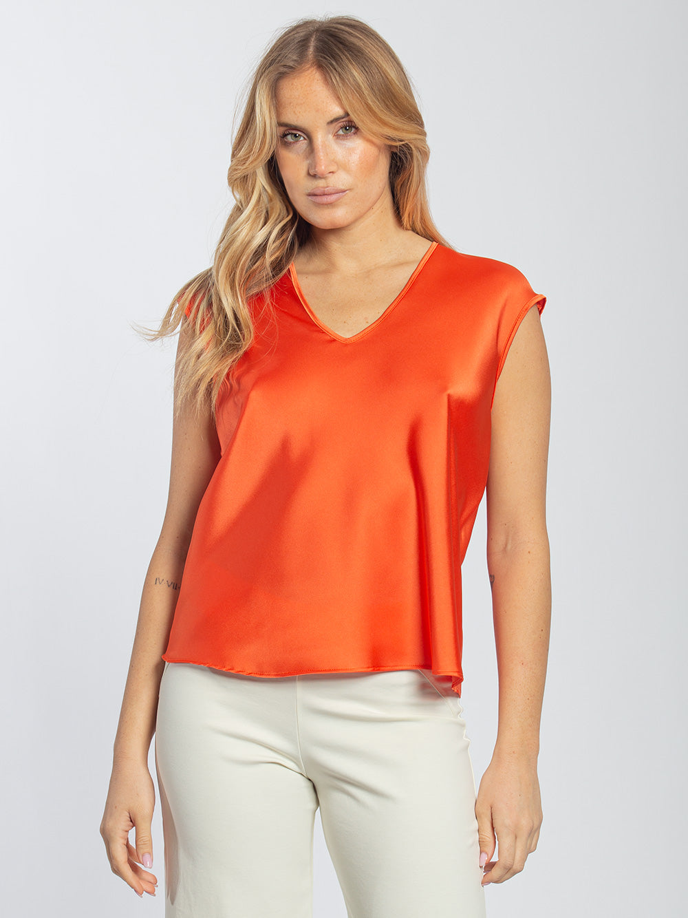 Blusa in raso con scollo a V