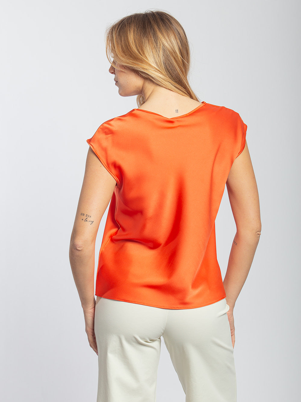 Blusa in raso con scollo a V