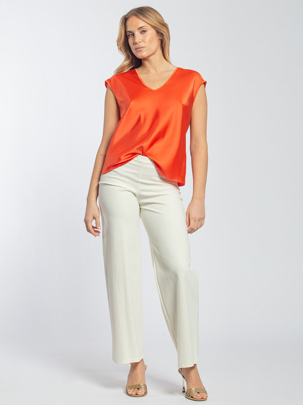 Blusa in raso con scollo a V