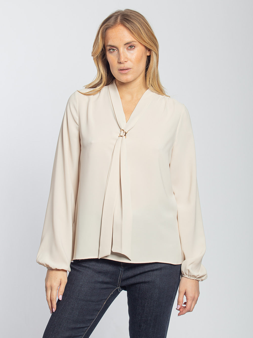 Blusa con pendaglio dorato