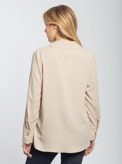 Camicia in georgette con bottone gioiello