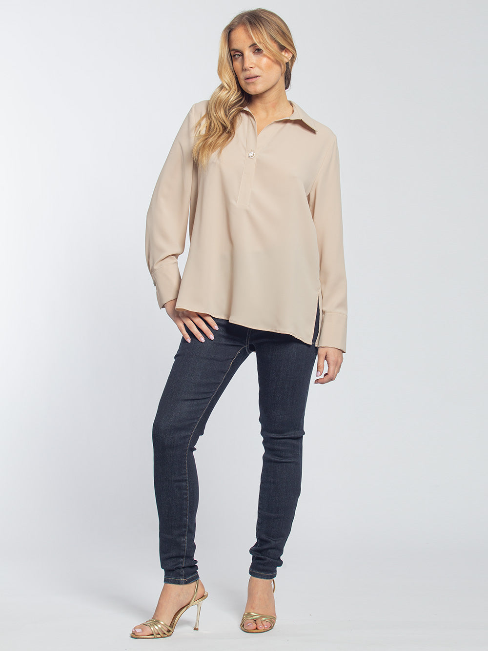 Camicia in georgette con bottone gioiello