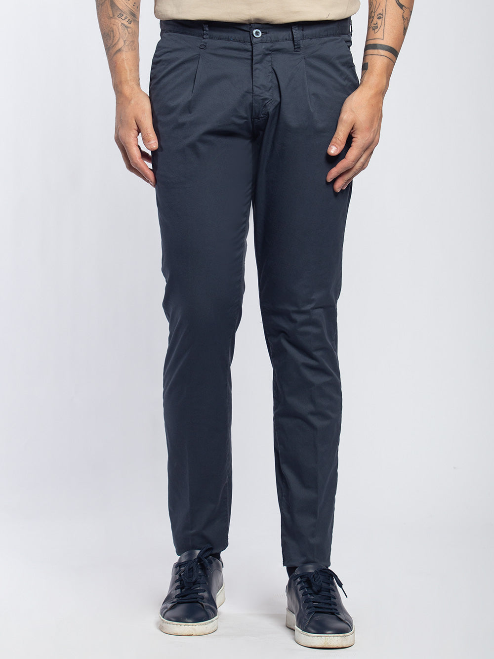 Pantalone in cotone elasticizzato con pinces