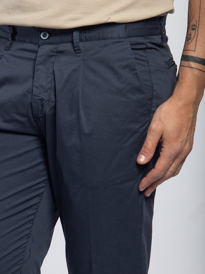 Pantalone in cotone elasticizzato con pinces