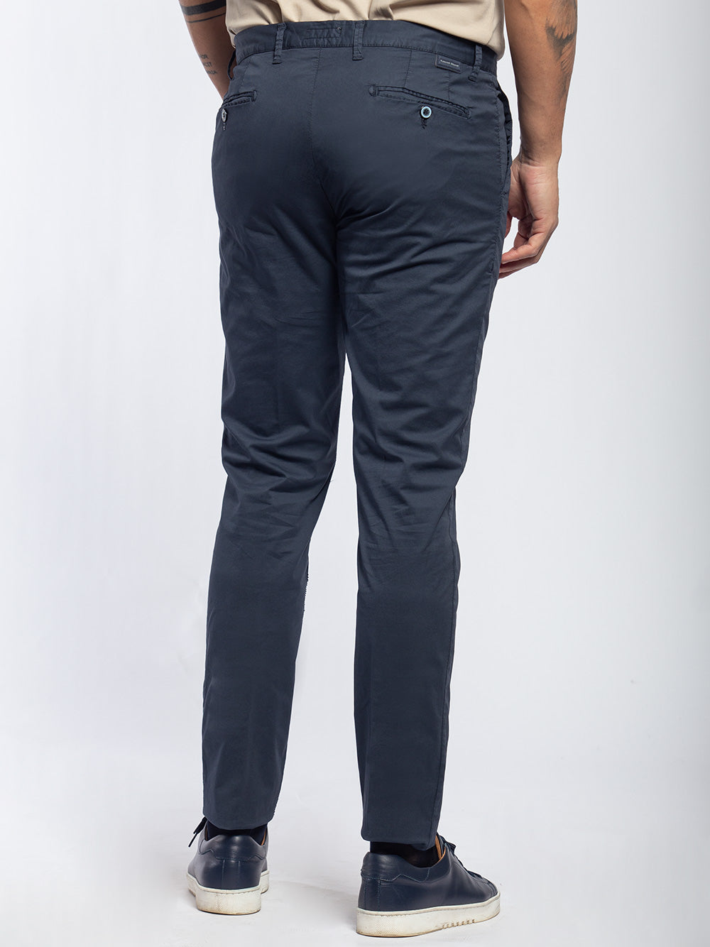Pantalone in cotone elasticizzato con pinces
