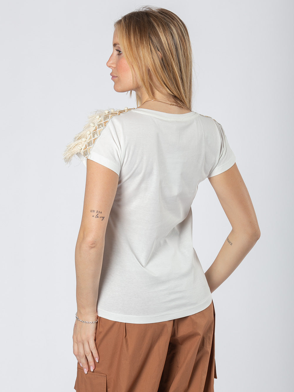 T-shirt in cotone con applicazioni spalla
