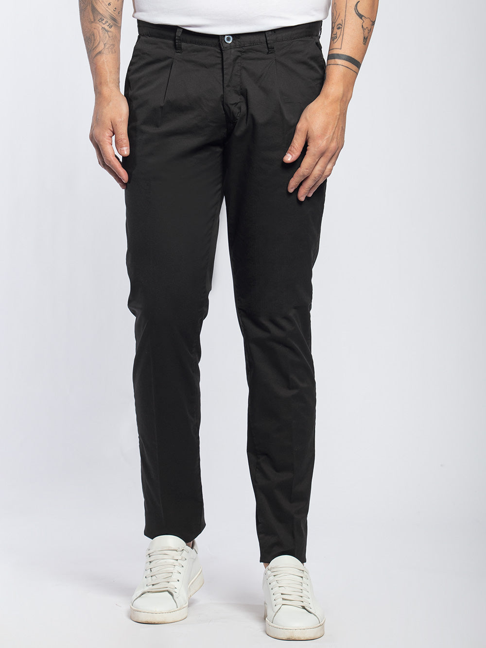 Pantalone in cotone elasticizzato con pinces