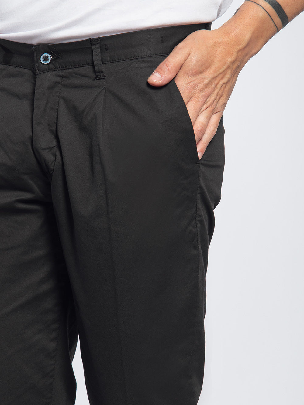 Pantalone in cotone elasticizzato con pinces