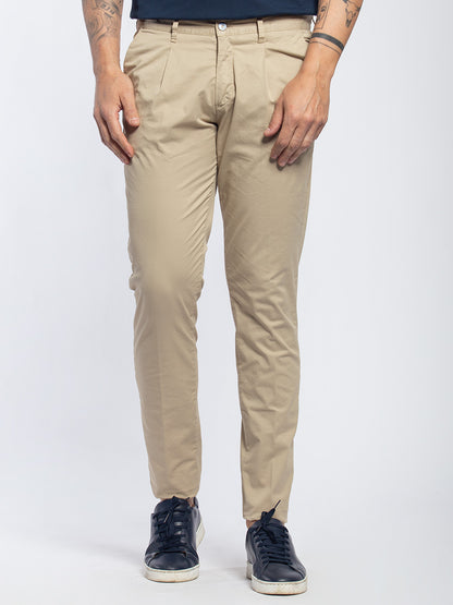 Pantalone in cotone elasticizzato con pinces