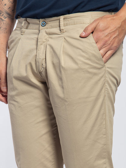 Pantalone in cotone elasticizzato con pinces