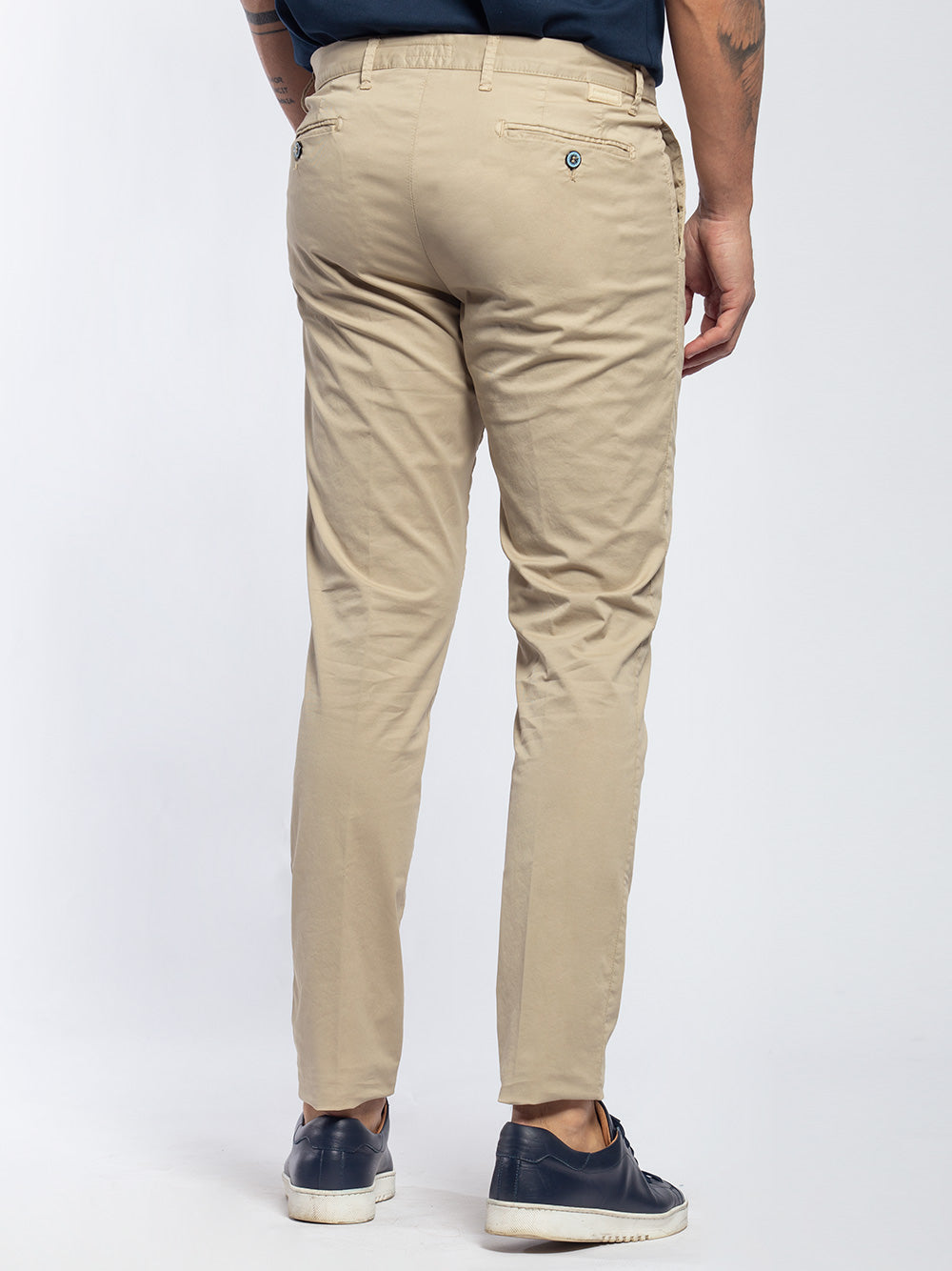 Pantalone in cotone elasticizzato con pinces