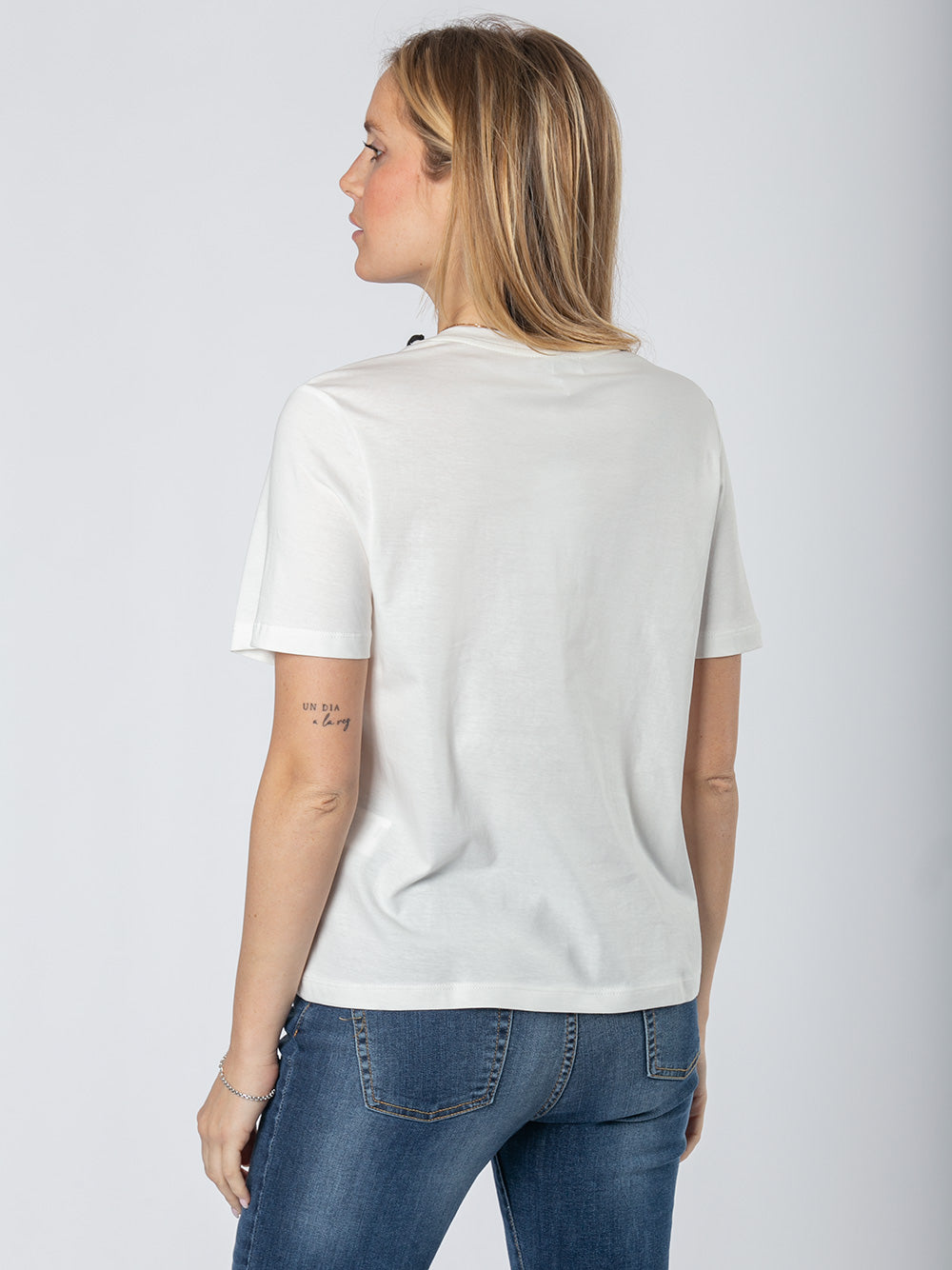 T-shirt in cotone con dettaglio al collo
