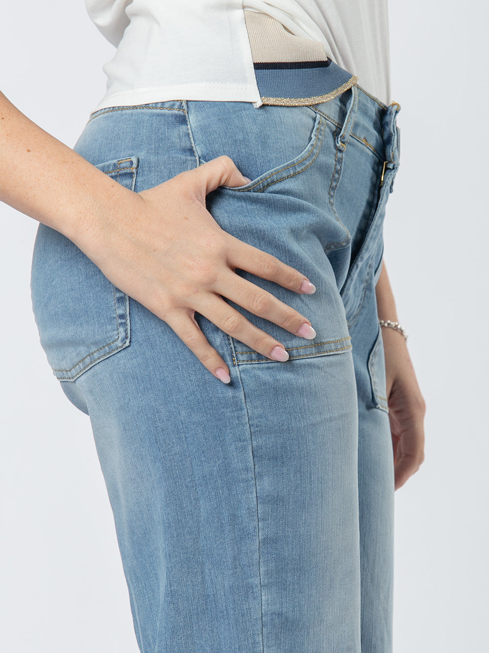 Jeans wide leg con tasche sul davanti