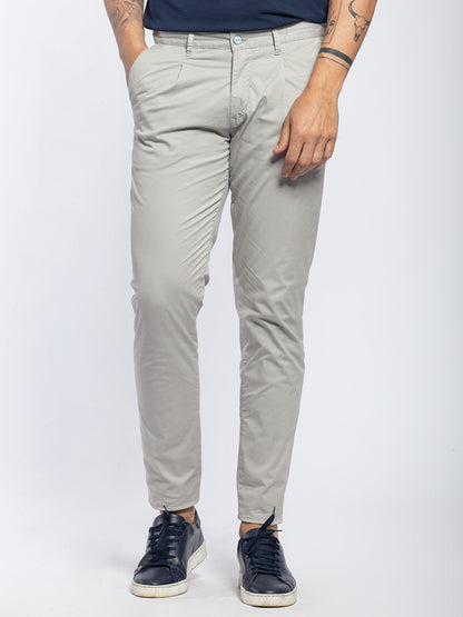 Pantalone in cotone elasticizzato con pinces