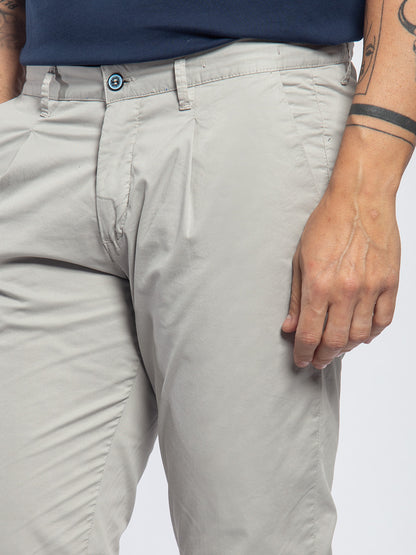Pantalone in cotone elasticizzato con pinces