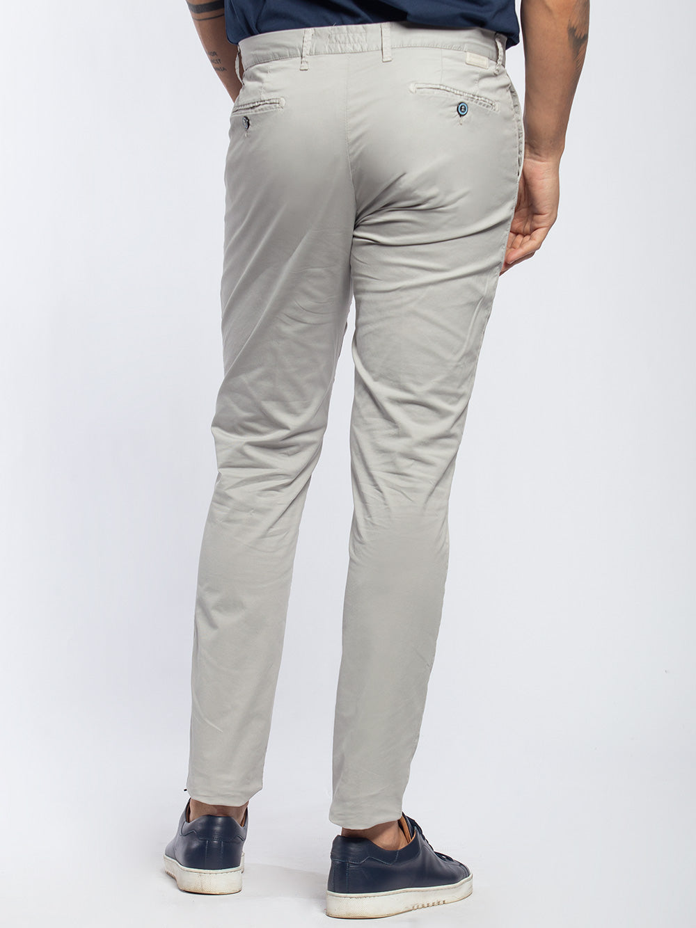 Pantalone in cotone elasticizzato con pinces