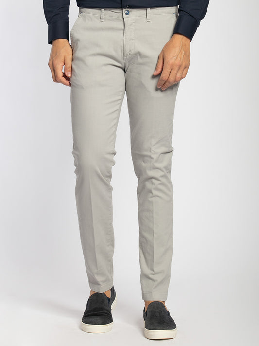 Pantalone chino estivo con microarmatura