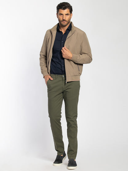 Pantalone chino estivo con microarmatura