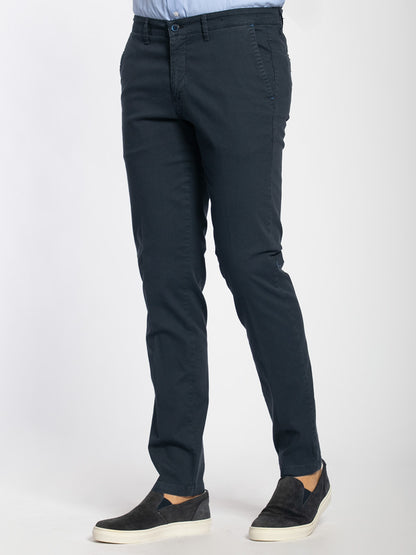 Pantalone chino estivo con microarmatura
