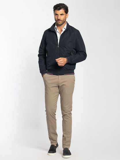 Pantalone chino estivo con microarmatura