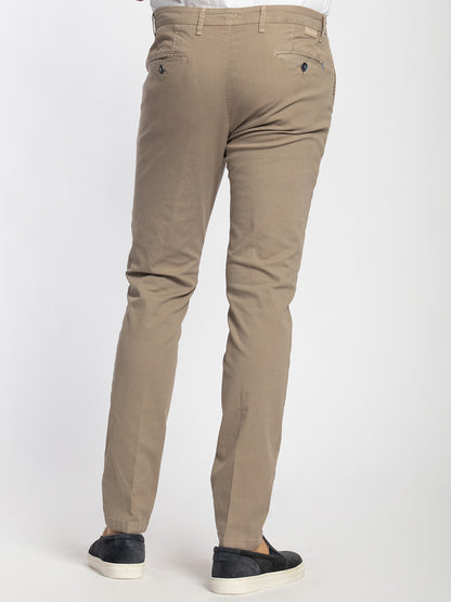 Pantalone chino estivo con microarmatura