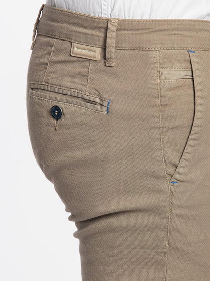 Pantalone chino estivo con microarmatura