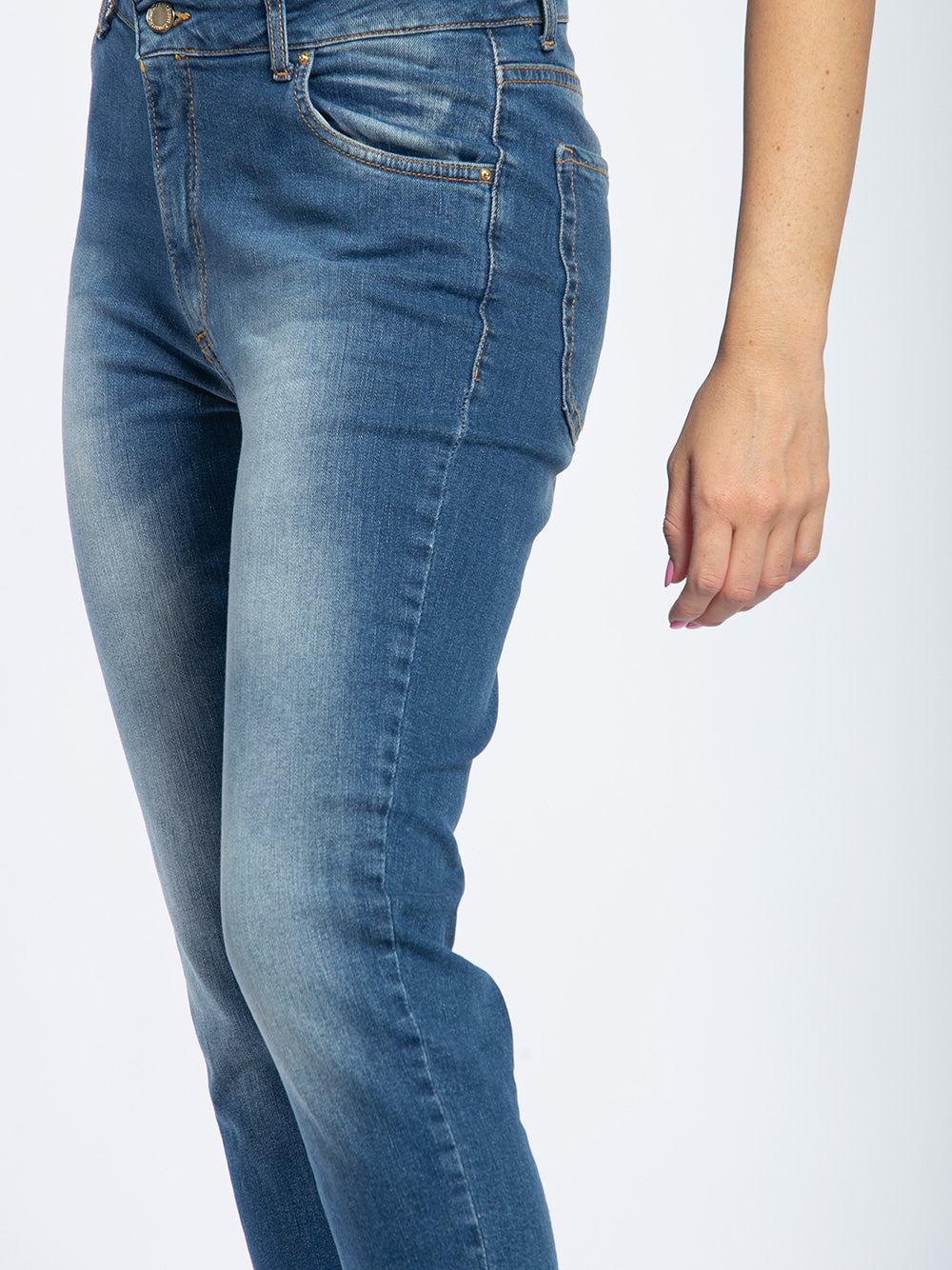 Jeans stretch slim fit con sabbiatura