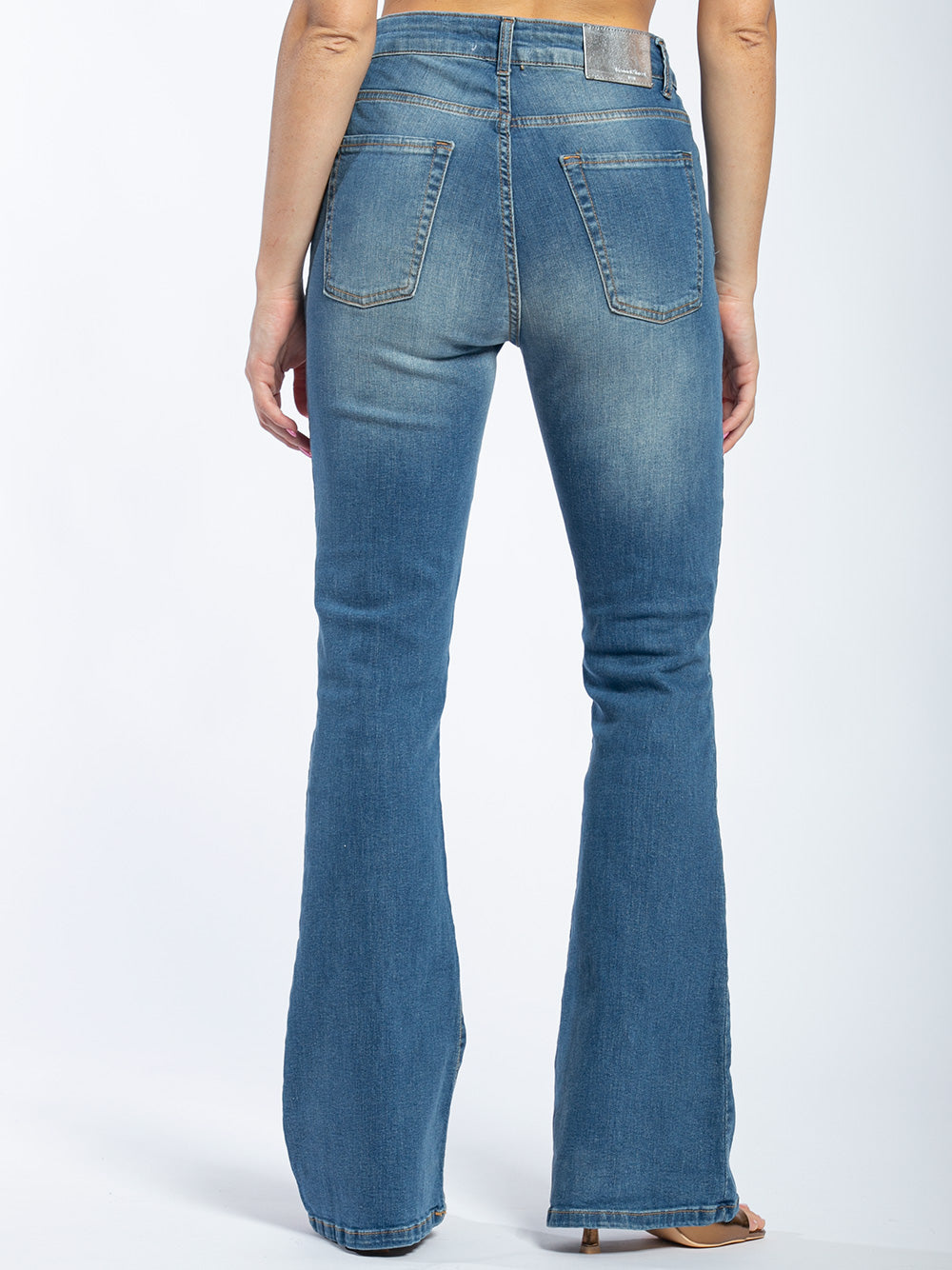 Jeans a zampa con sabbiatura