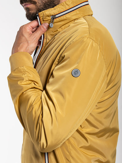 Bomber tecnico con cappuccio estraibile