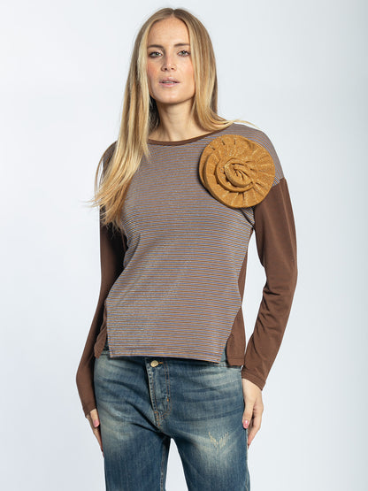 T-shirt in cotone con spilla