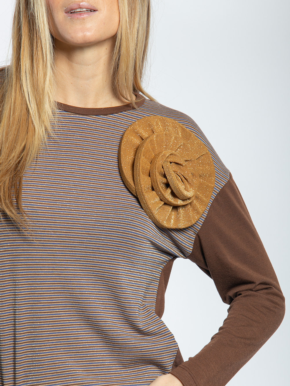 T-shirt in cotone con spilla