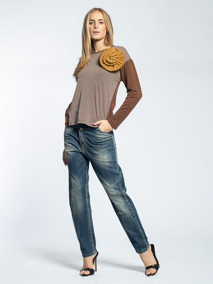 T-shirt in cotone con spilla