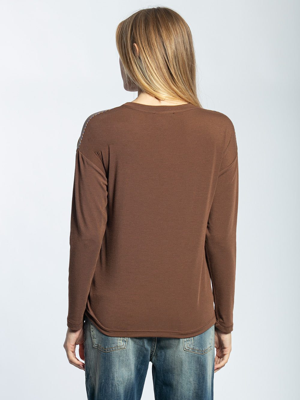 T-shirt in cotone con spilla