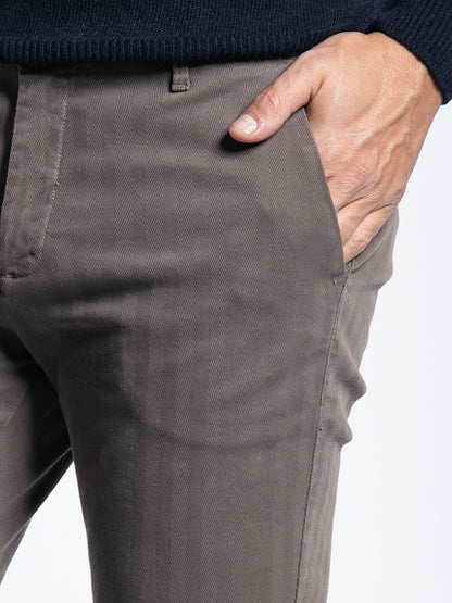 Pantalone chino in cotone aramaturato