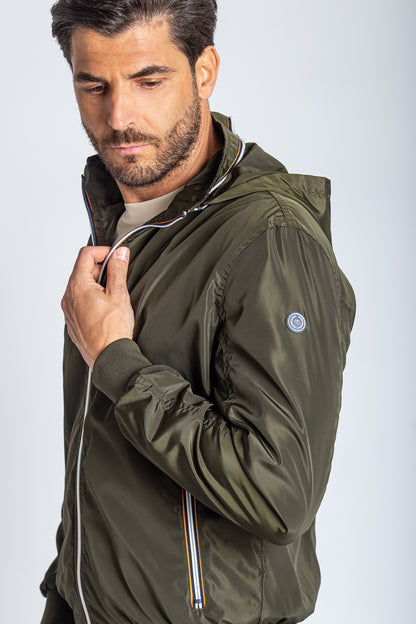 Bomber tecnico con cappuccio estraibile